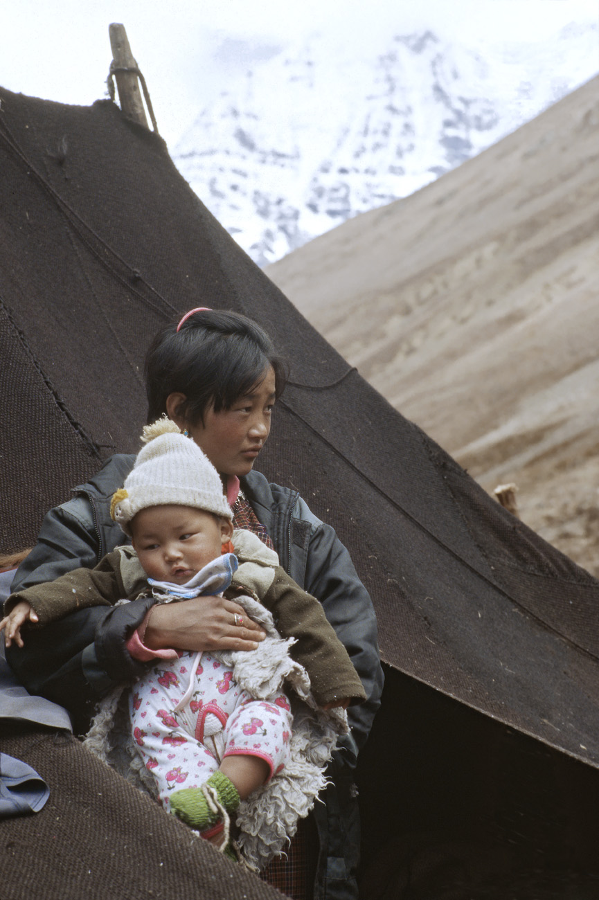 b_400l trek4.jpg - Népal - Kathmandou, Swayambunath jeune femme et son enfant : une famille d'éleveurs de yaks à 4400m